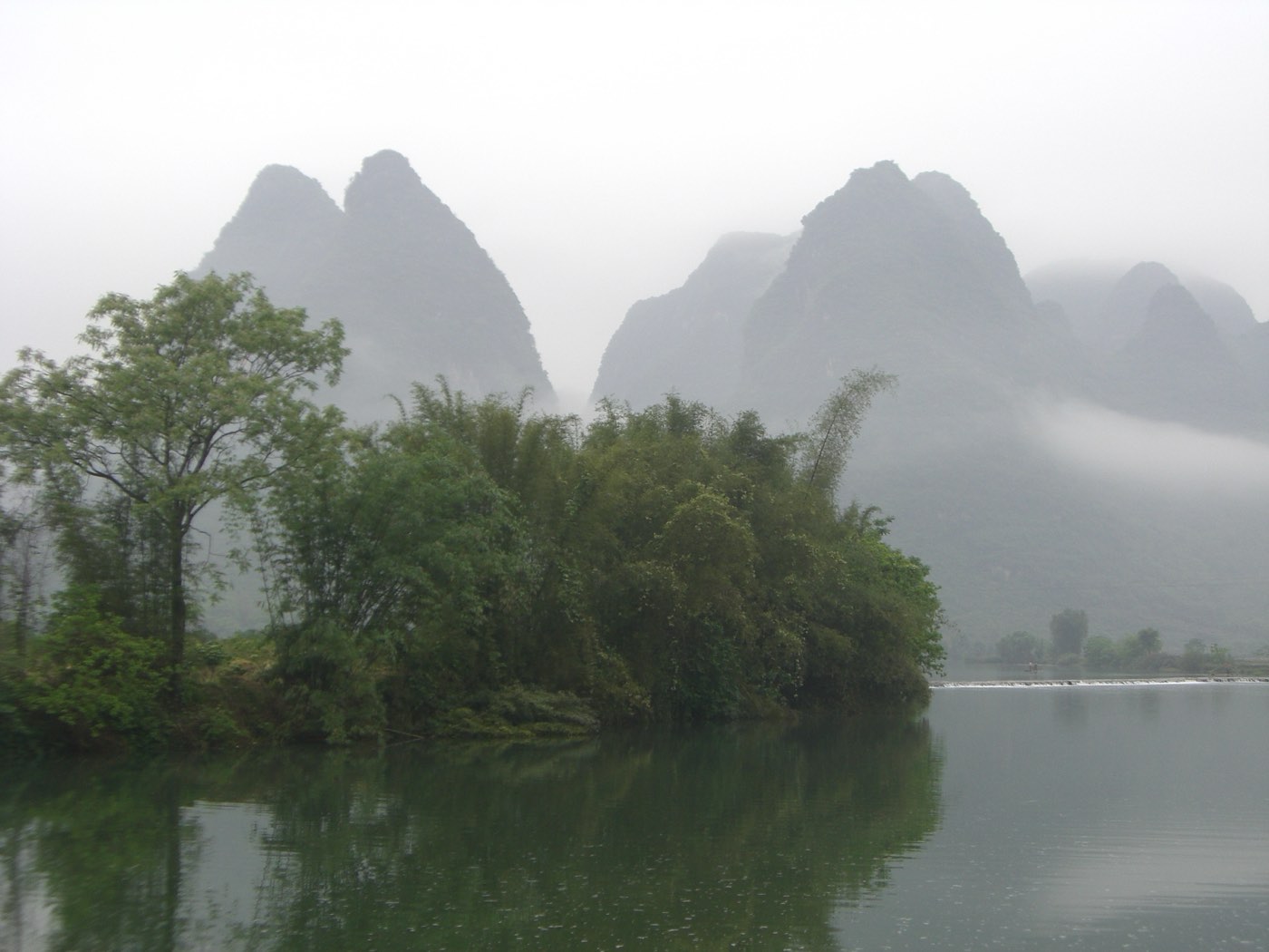 阳朔遇龙河,窄河道、竹丛与田园